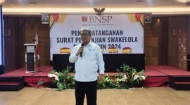 Badan Nasional Sertifikasi Profesi (BNSP) telah melaksanakan penandatanganan Surat Perjanjian Swakelola Program Sertifikasi Kompetensi Kerja (PSKK) di Grand Mercure Hotel Yogyakarta (22/5/24). (Doc.BNSP)