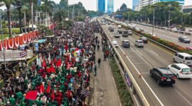 Massa dari berbagai kalangan, termasuk mahasiswa, melakukan unjuk rasa untuk menentang disahkannya RUU Pilkada di depan Gedung DPR. (Instagram.com @nuonline_id)

