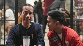 Presiden Jokowi bersama putra bungsunya Kaesang Pangarep. (Facebook.com @Kaesang Pangarep)

