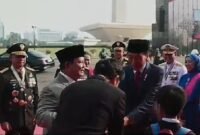 Wakil Presiden Terpilih Periode 2024 - 2029 Gibran Rakabuming Raka ikut menyambut langsung kedatangan Jokowi beserta Ibu Iriana Joko Widodo saat keduanya di Monas. (Dok. Tangkapan Layar Video)