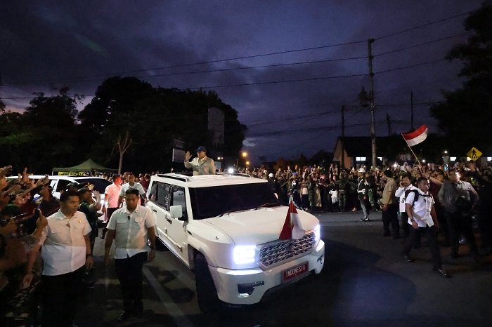 Presiden RI Prabowo Subianto tiba menyapa warga yang menyambutnya. (Dok. Tim Media Prabowo)