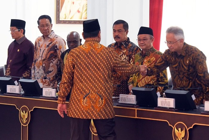 Presiden RI Prabowo Subianto memimpin rapat kabinet perdana di Istana Merdeka. (Facebook.com @Setkab RI)

