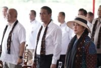 Ketua Komisi IV DPR RI, Titiek Soeharto saat meninjau jalanya panen raya bersama Menteri Pertanian Andi Amran Sulaiman di Kabupaten Bantul. (Dok. Kementerian Pertanian)

