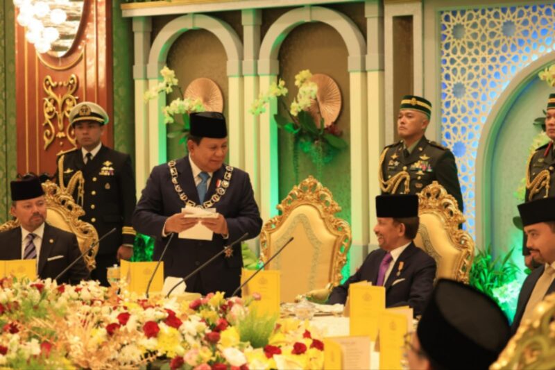 Presiden RI Prabowo Subianto bersama Yang Maha Mulia Seri Sultan Haji Hassanal Bolkiah di Istana Nurul Iman Brunei Darussalam. (Dok. Tim Media Prabowo Subianto) 