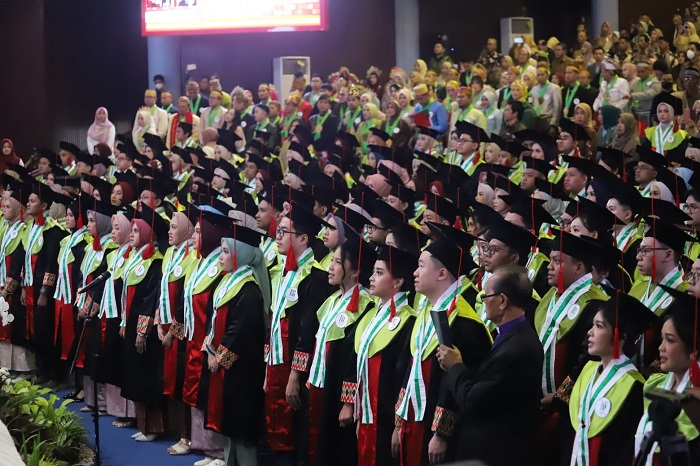 MENTERI Pertanian Andi Amran berbicara dalam acara wisuda Universitas Hasanuddin Makassar. (Dok. Kementan)