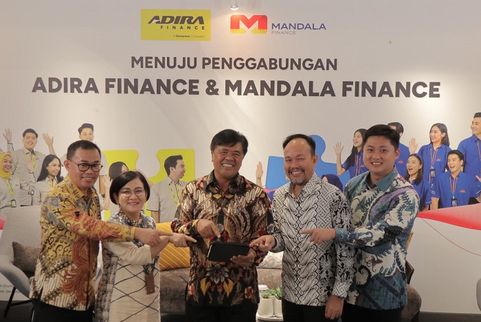 Direksi Adira dan Mandala menandatangani perjanjian merger, disaksikan perwakilan OJK dan MUFG. (Dok. Adira.co.id)